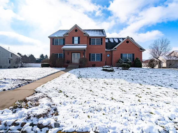 4 Cloverhill Cir, Bloomington, IL 61705