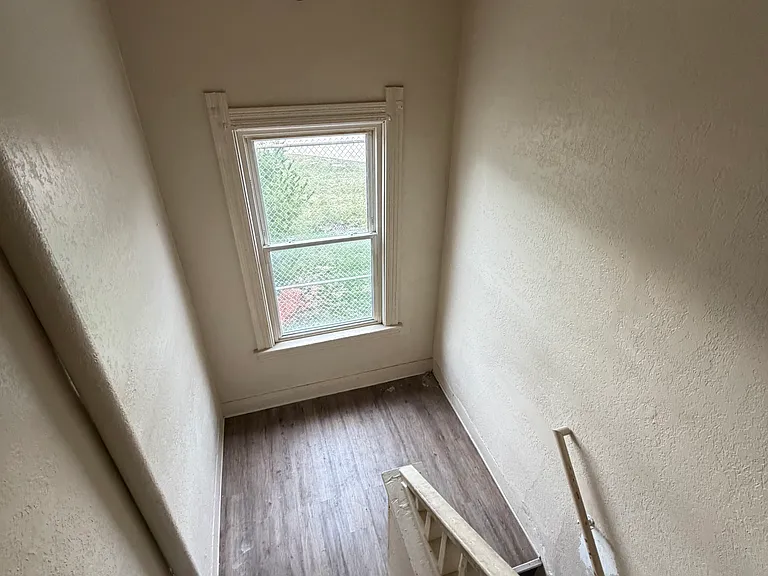818 E 2nd St #2 — Photo 2