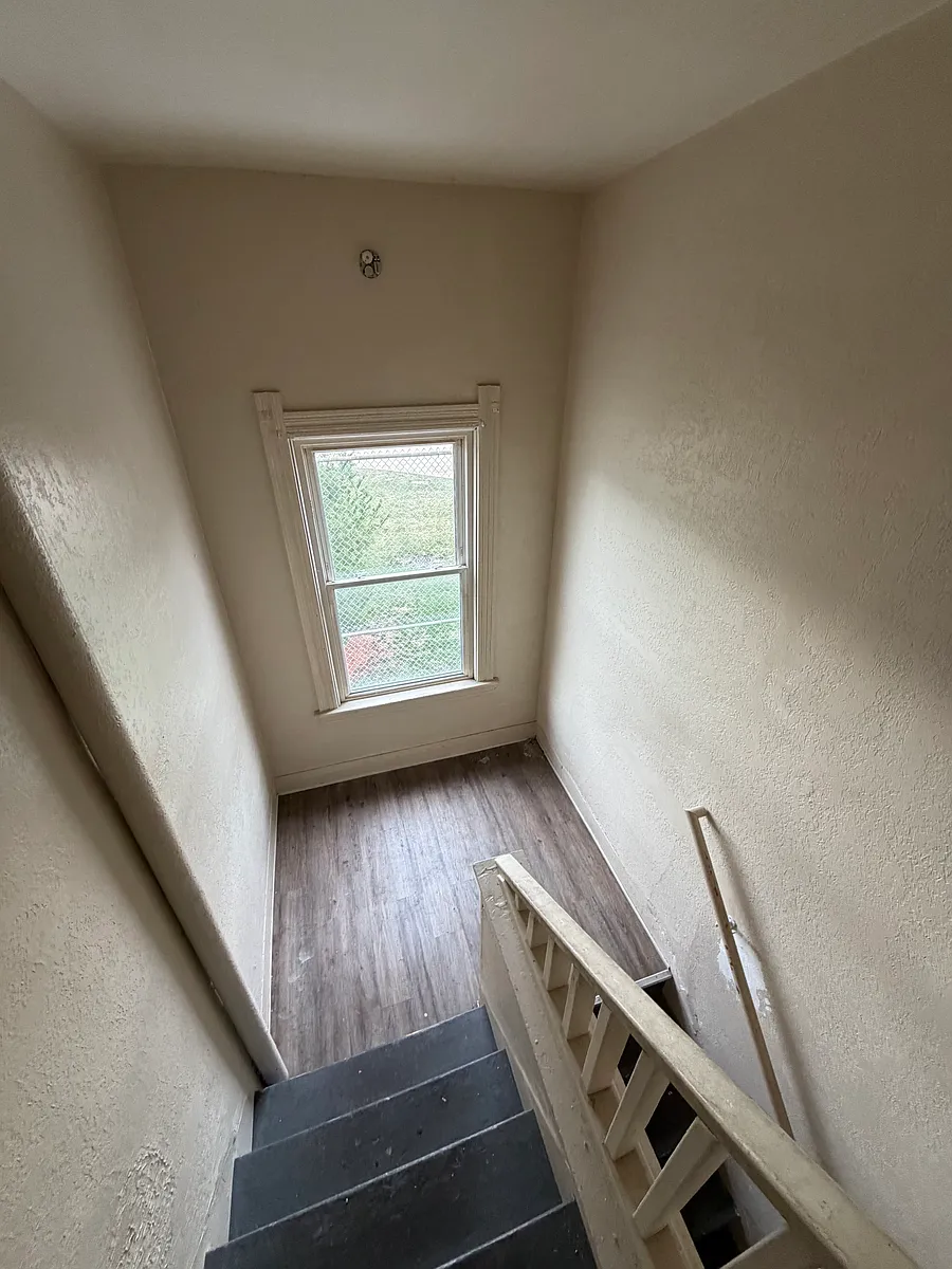 Building Photo - 818 E 2nd St #2