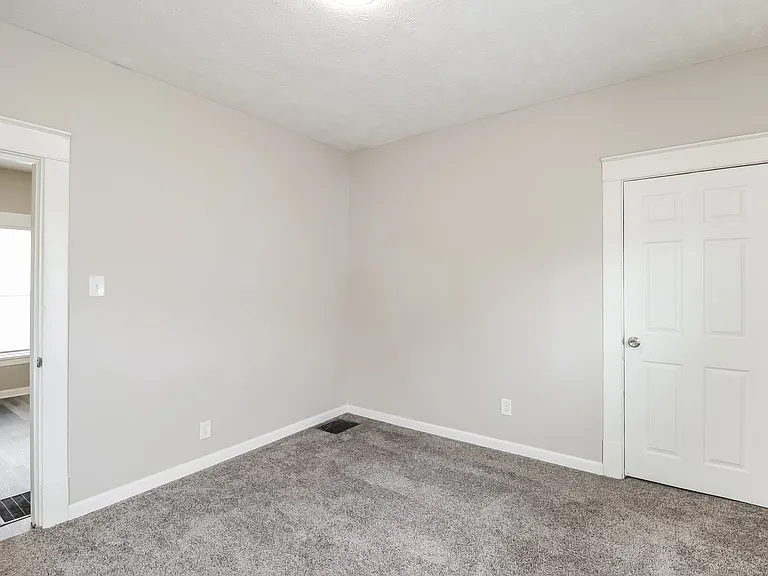 388878_023_main_bedroom_13068329.jpg