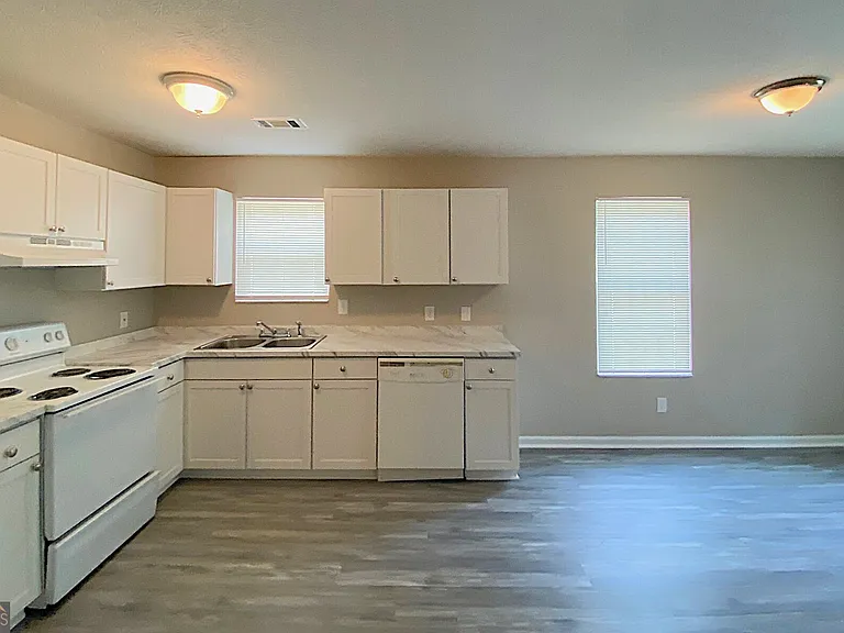 191 Harvell Dr #J1 — Photo 3