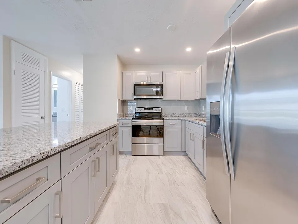 1101 Mayflower Ave