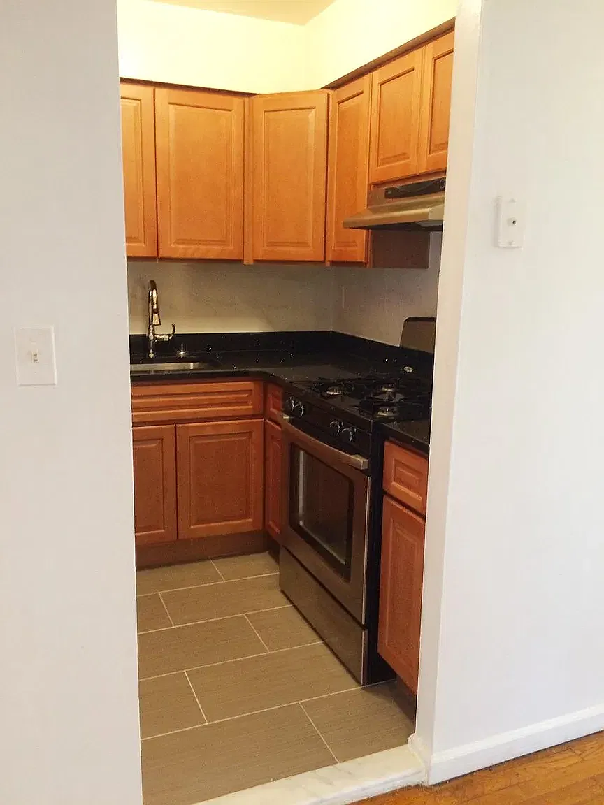 3 bed, 950 sqft, $3,200 — Photo 3