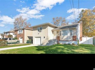 170 Elizabeth St N, Westbury, NY 11590