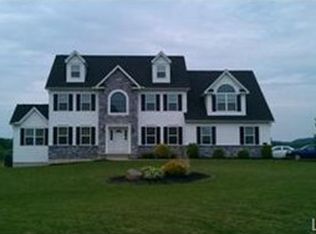 102 Chase Hollow Dr, Nazareth, PA 18064