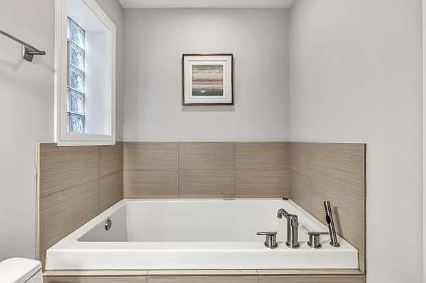 821 W Roscoe St #1 — Photo 96