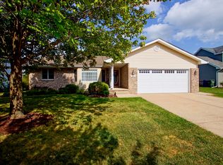 102 Fieldcrest Ct, Minooka, IL 60447