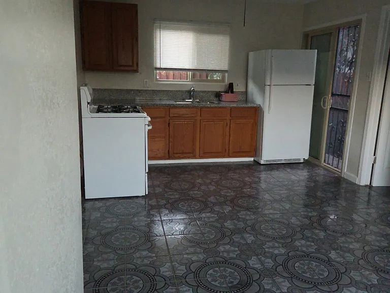 9333 Elizabeth Ave — Photo 2