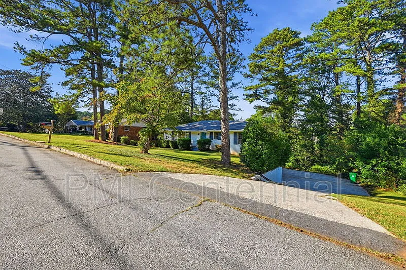 4 bed, 2.0 bath, 2158 sqft, $2,200 — Photo 3