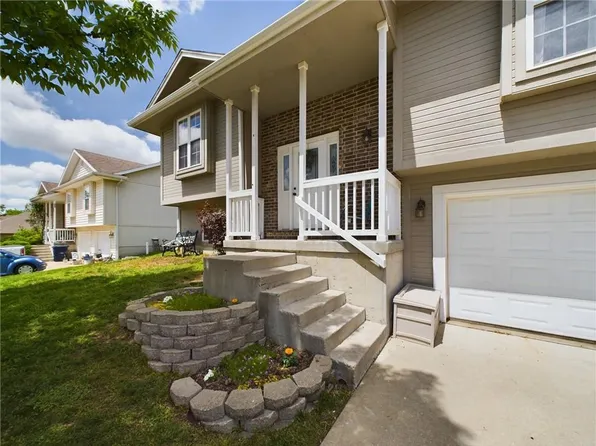 1704 W 7th Street Ter, Knob Noster, MO 65336