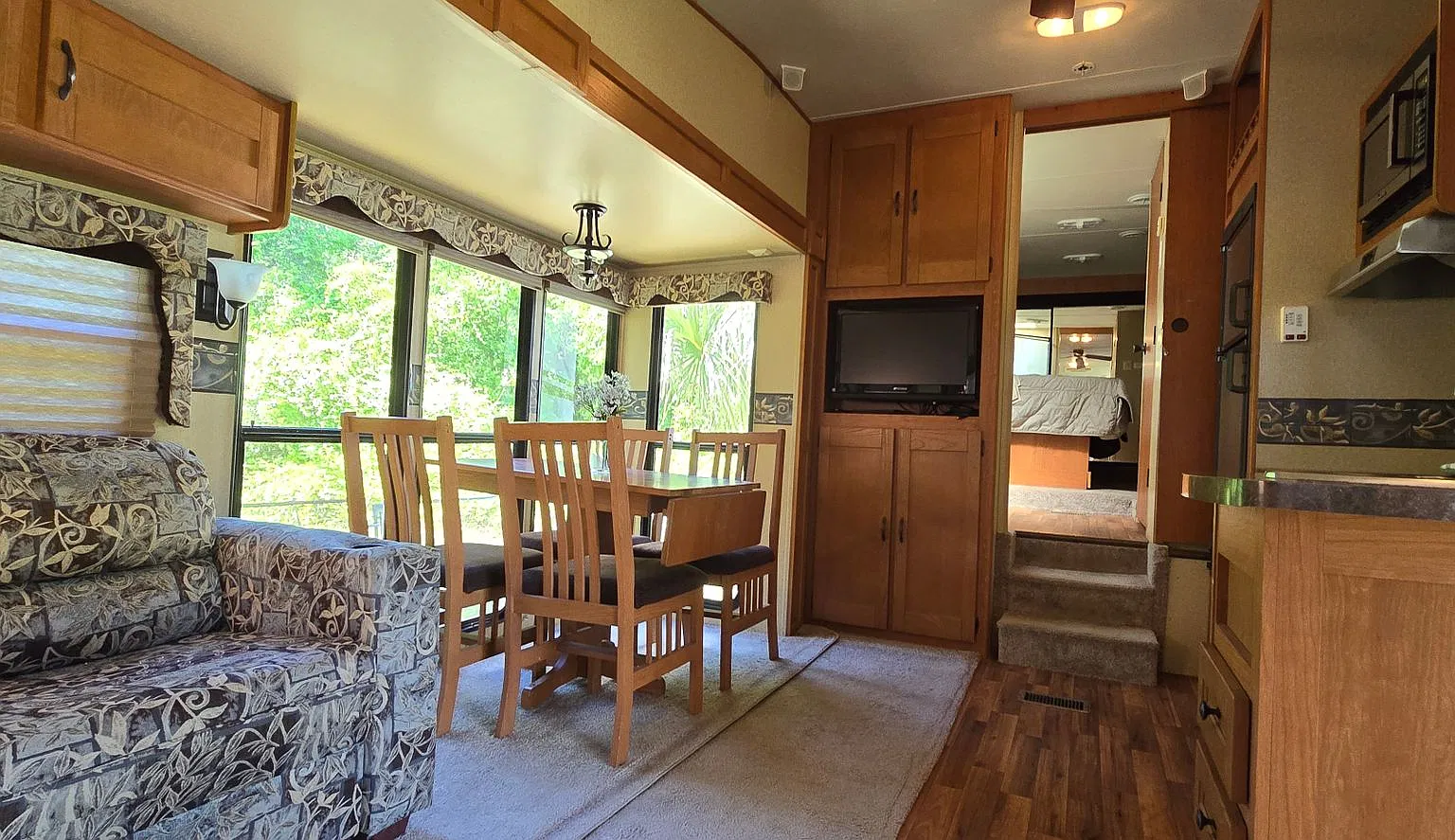 1 Bed 1 Bath camper — Photo 3