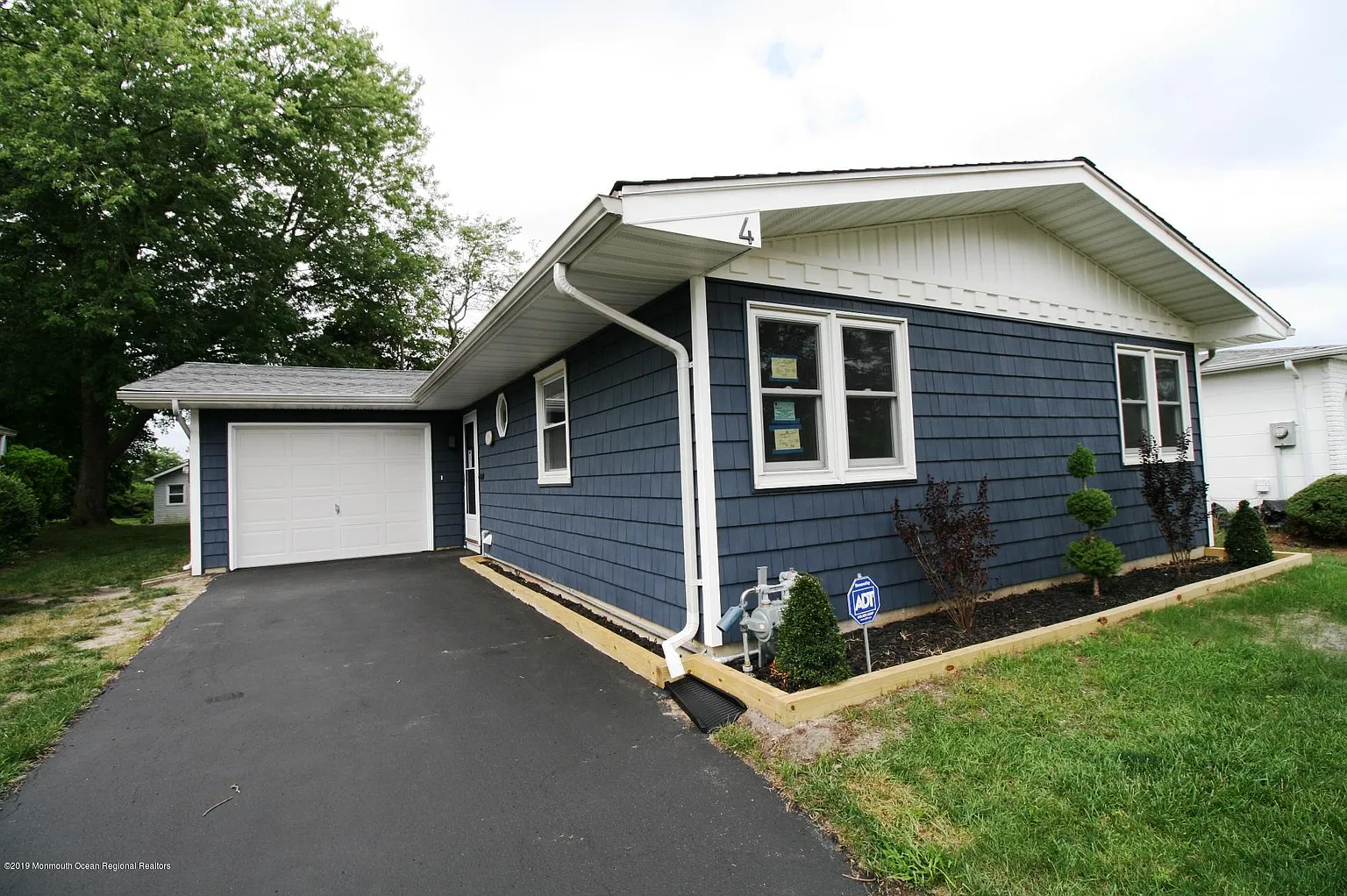4 Barker St photo 1