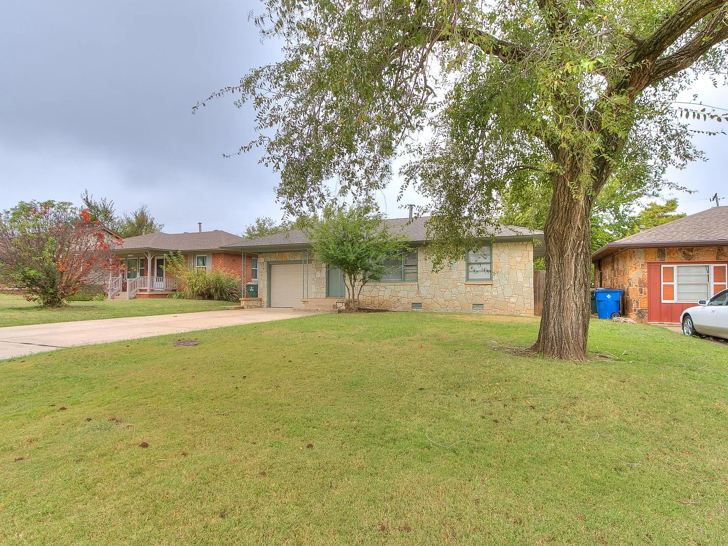 Beautiful updated home in The Village - 2 bed 1 bath — Photo 2