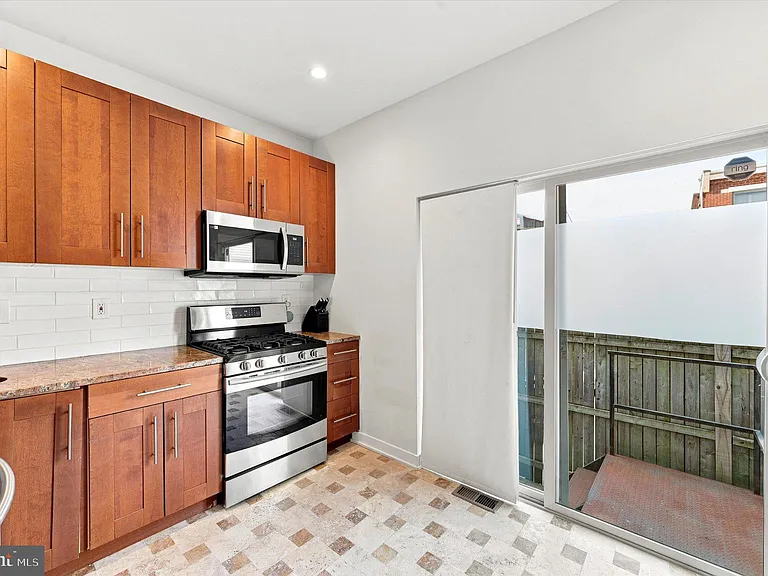 2719 Cambridge St — Photo 16