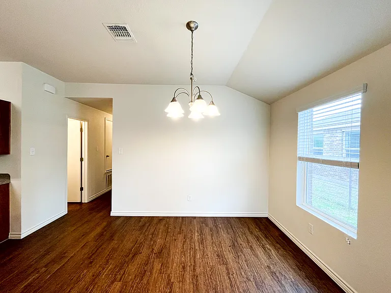 1515 Justin Loop #B — Photo 7