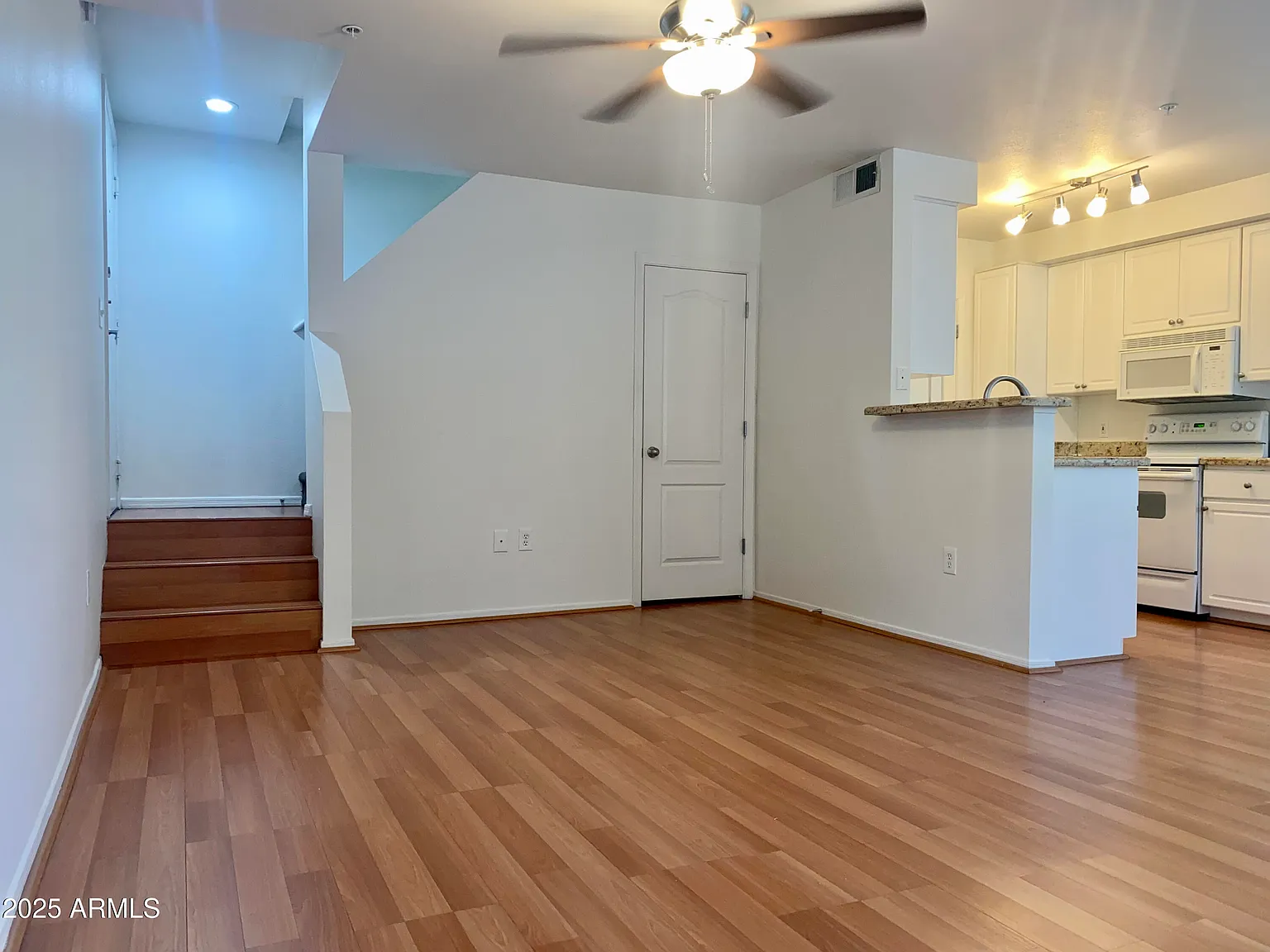 2 bed, 2.0 bath, 1025 sqft, $1,800 — Photo 4