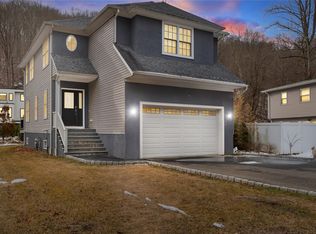 111 6th St, Hillburn, NY 10931