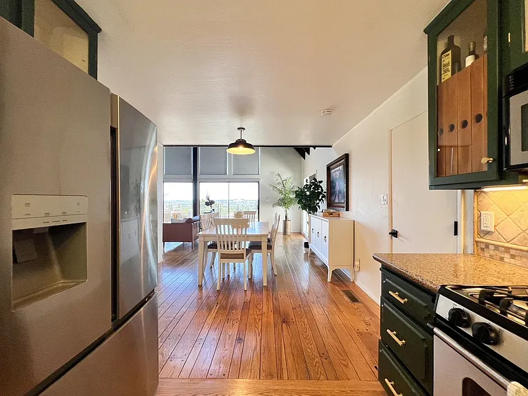 542 E Spring St — Photo 17