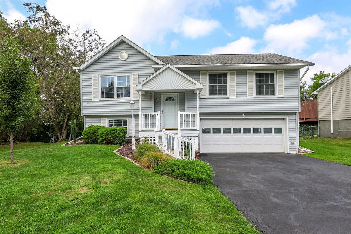 3 bed, 1.5 bath, 1610 sqft, $2,850 — Photo 1