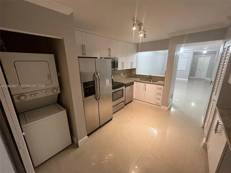 7085 NW 173rd Dr #403 — Photo 3