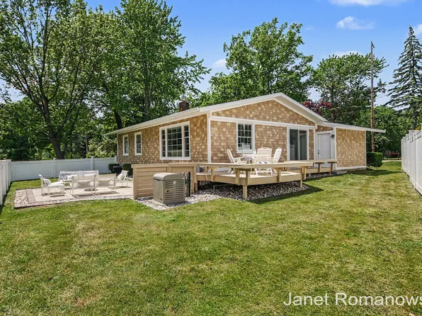 324 Pioneer Club Rd SE, East Grand Rapids, MI 49506