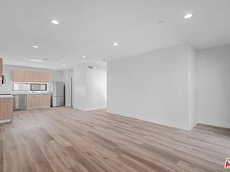14804 1/2 Vanowen St — Photo 2