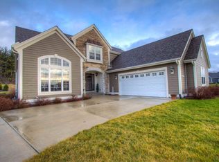 W273N2400 Arlington Ct, Pewaukee, WI 53072