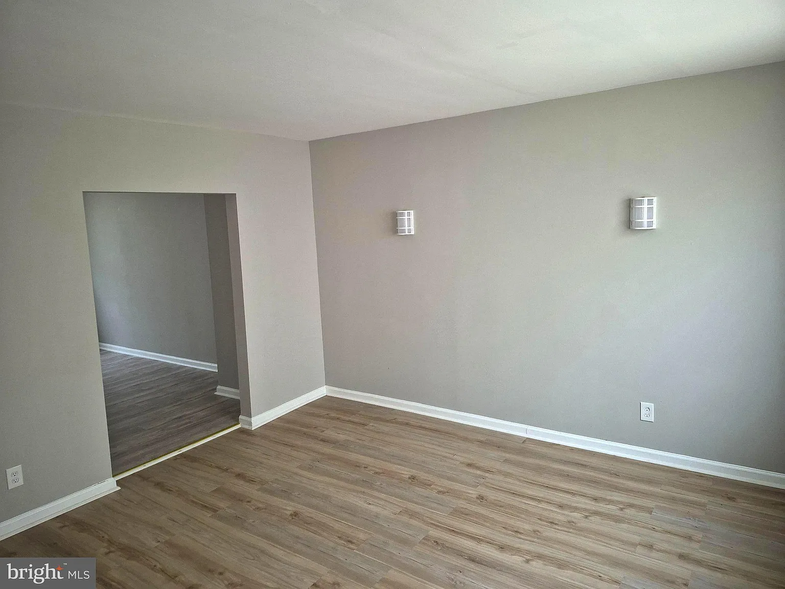 3 bed, 1.0 bath, 1260 sqft, $1,900 — Photo 2