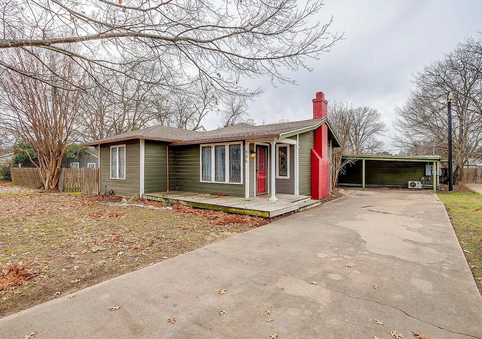 Amazing Historic 1940's Home in Original Cleburne- 4 Bed- 3 Bath w/ Multiple Living Areas- 76033 — Photo 3