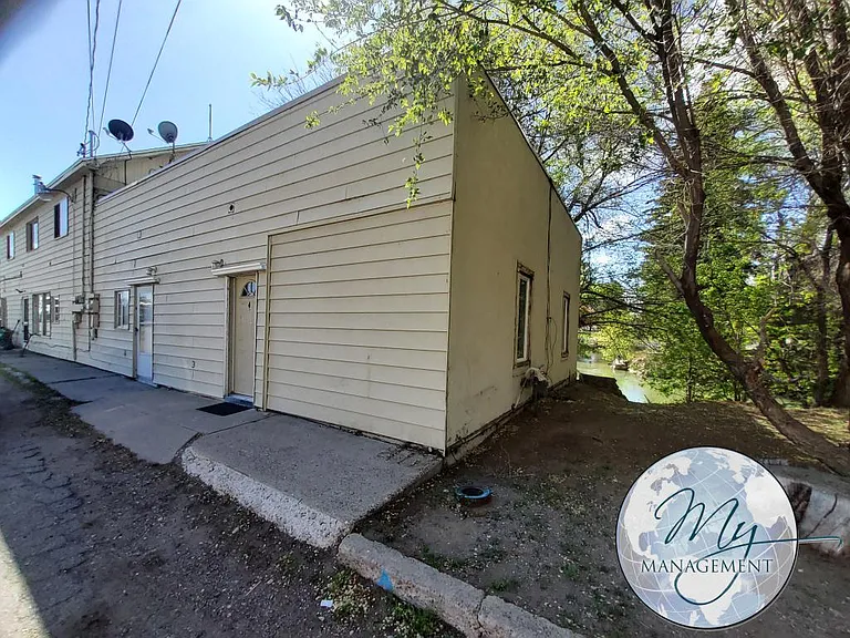Beautiful location right on the river and adjacent to the City Park — Photo 25