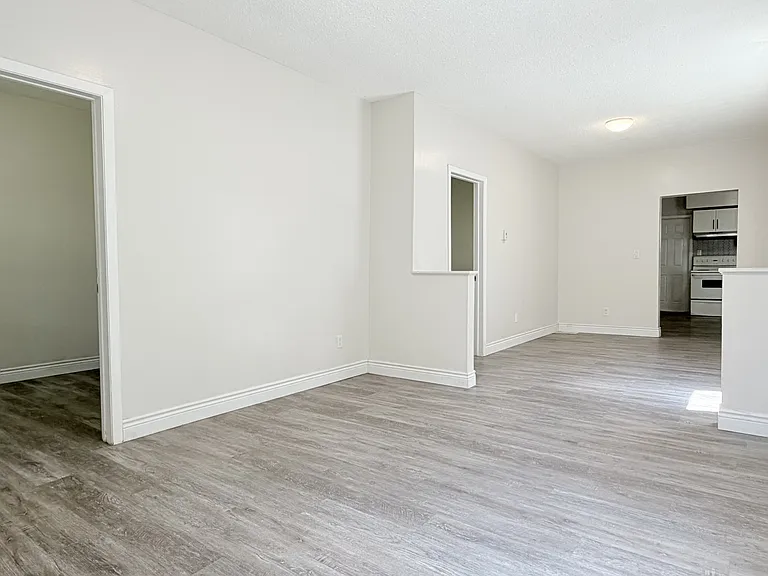 476 Aylmer Ave — Photo 2