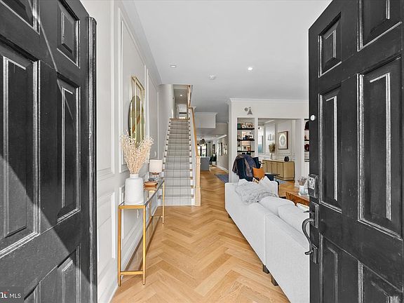 3rd image of 933 O St NW