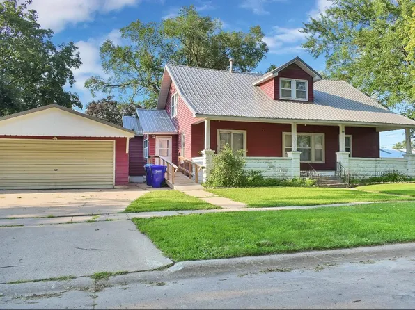 318 8th St NE, Independence, IA 50644