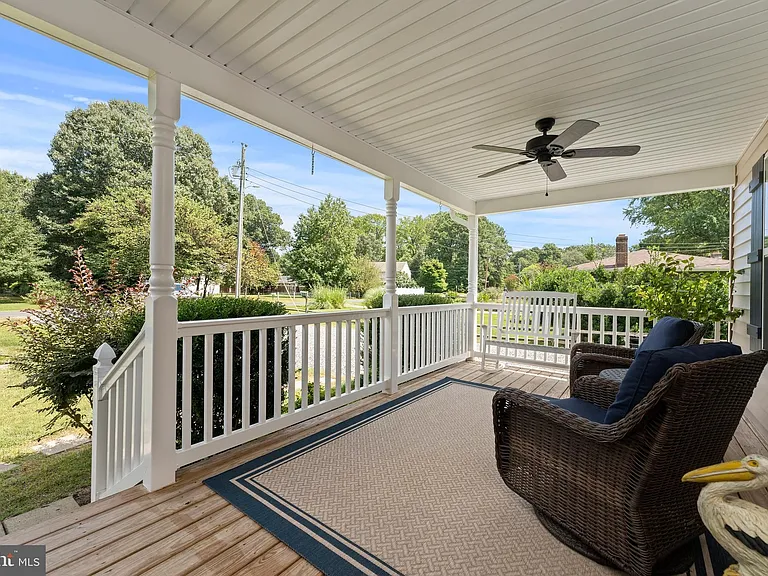 305 Cedar Ln — Photo 3