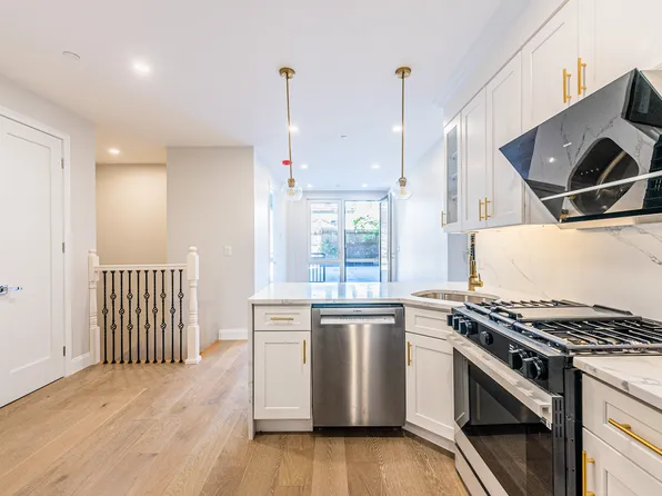 42-09 Hampton Street image 8 of 27