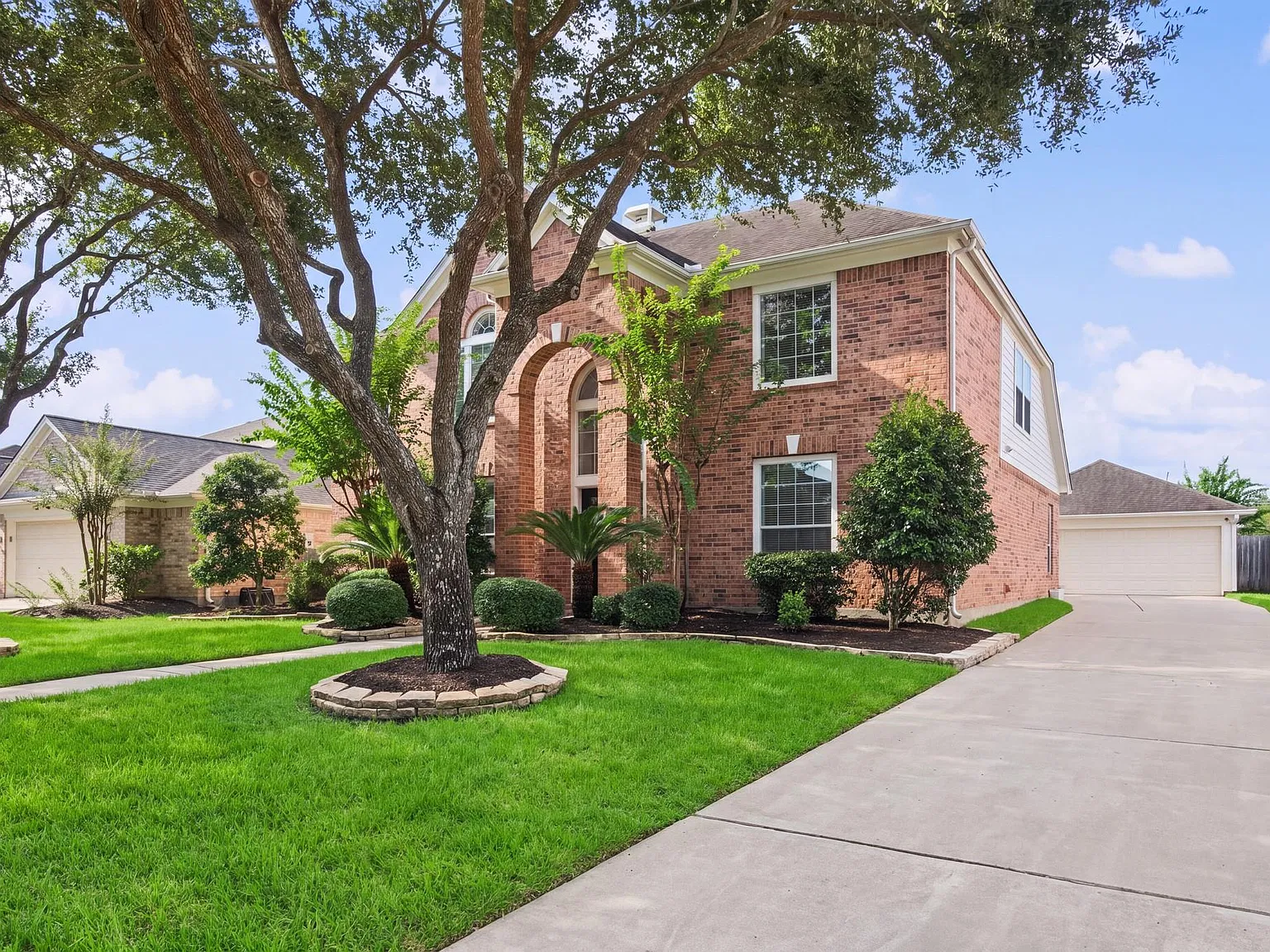 5 bed, 4.0 bath, 3400 sqft, $3,300 — Photo 2
