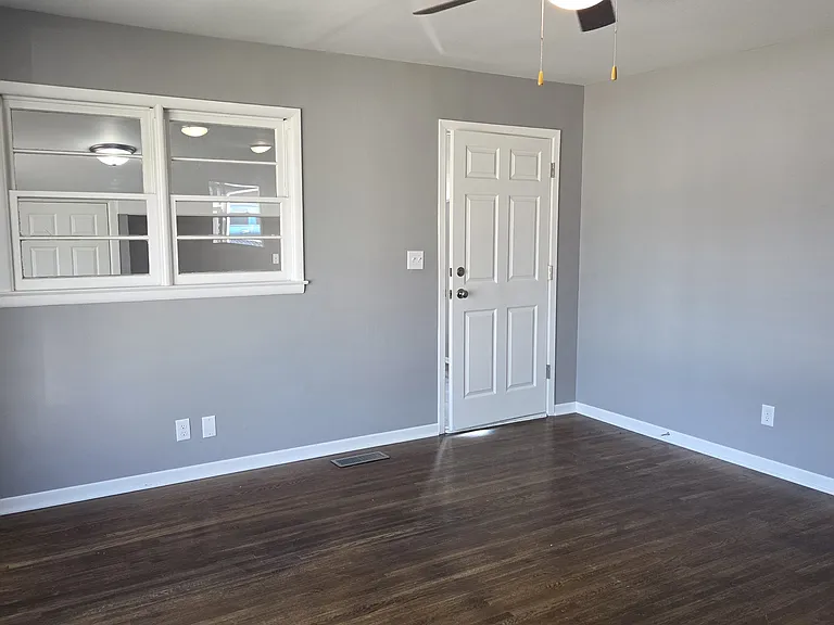 1200 E Beaumont St — Photo 11