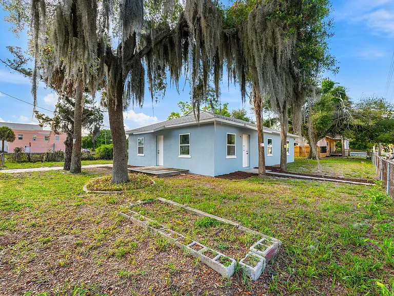 405 Dummitt Ave — Photo 2