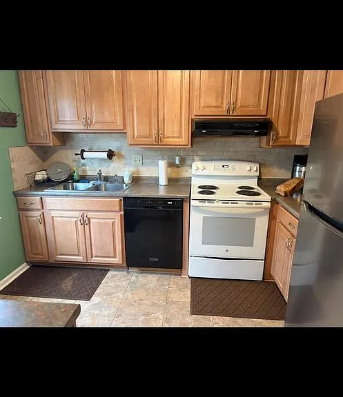 104 Southampton Ct — Photo 3