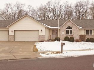 2501 Plymouth Pl, Pekin, IL 61554