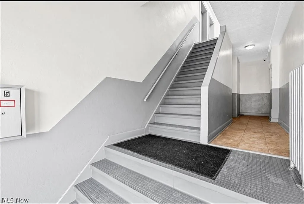 1 bed, 1.0 bath, $995 — Photo 4