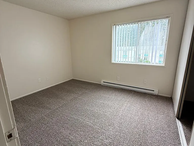 Sunnyside Village Apartments — Photo 40
