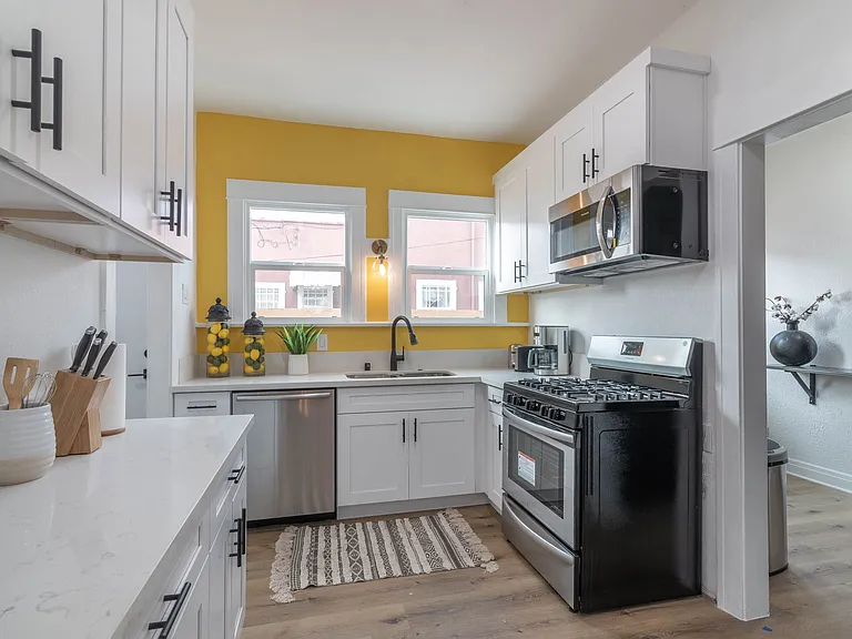 7319 S Hobart Blvd — Photo 9