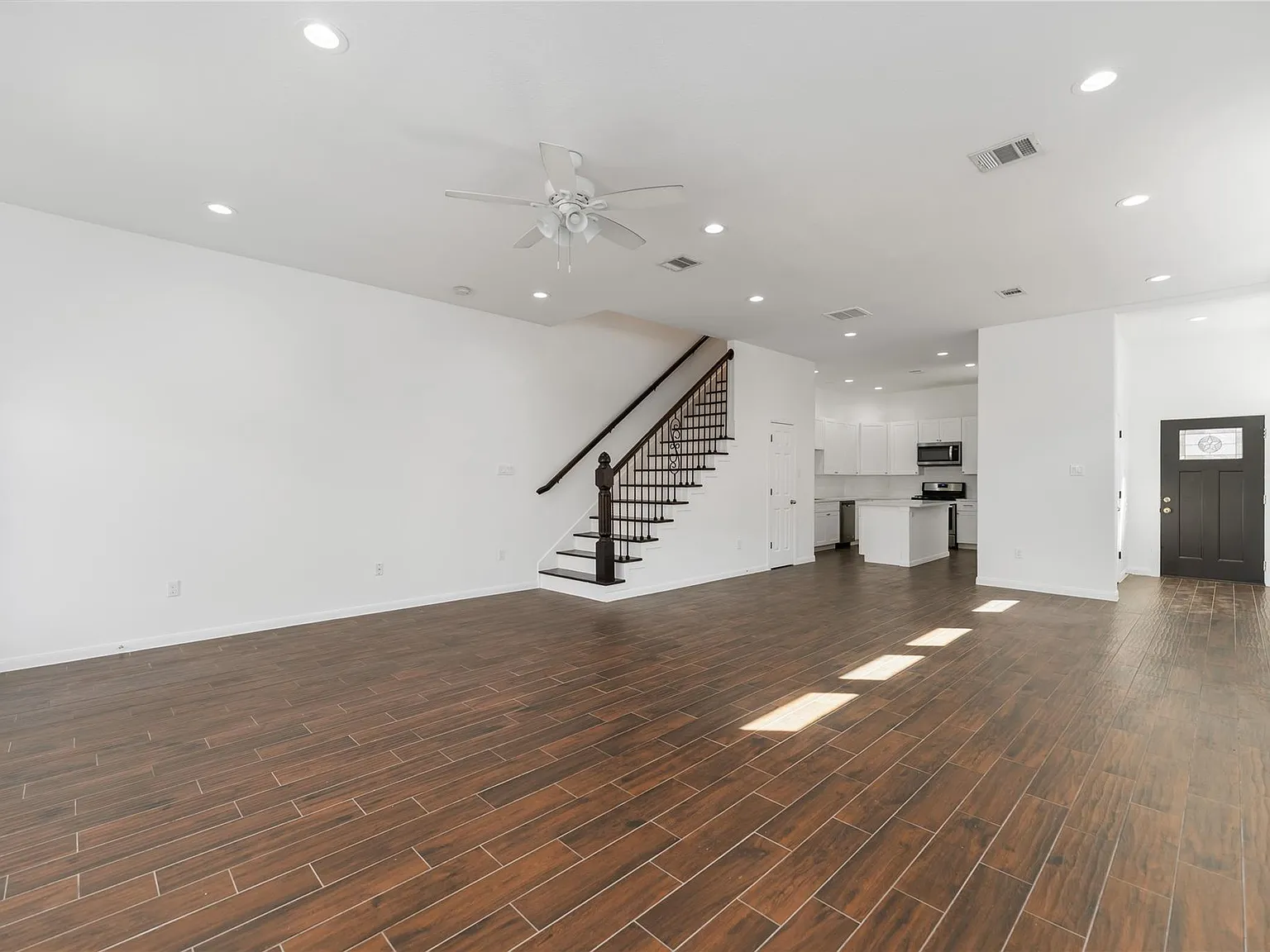 3 bed, 2.5 bath, 1975 sqft, $1,800 — Photo 4