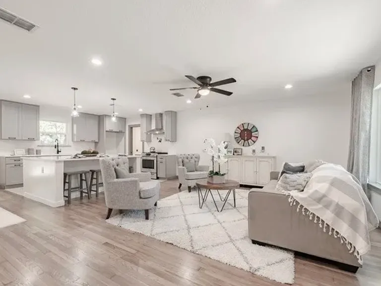 529 Laurel Ln — Photo 2