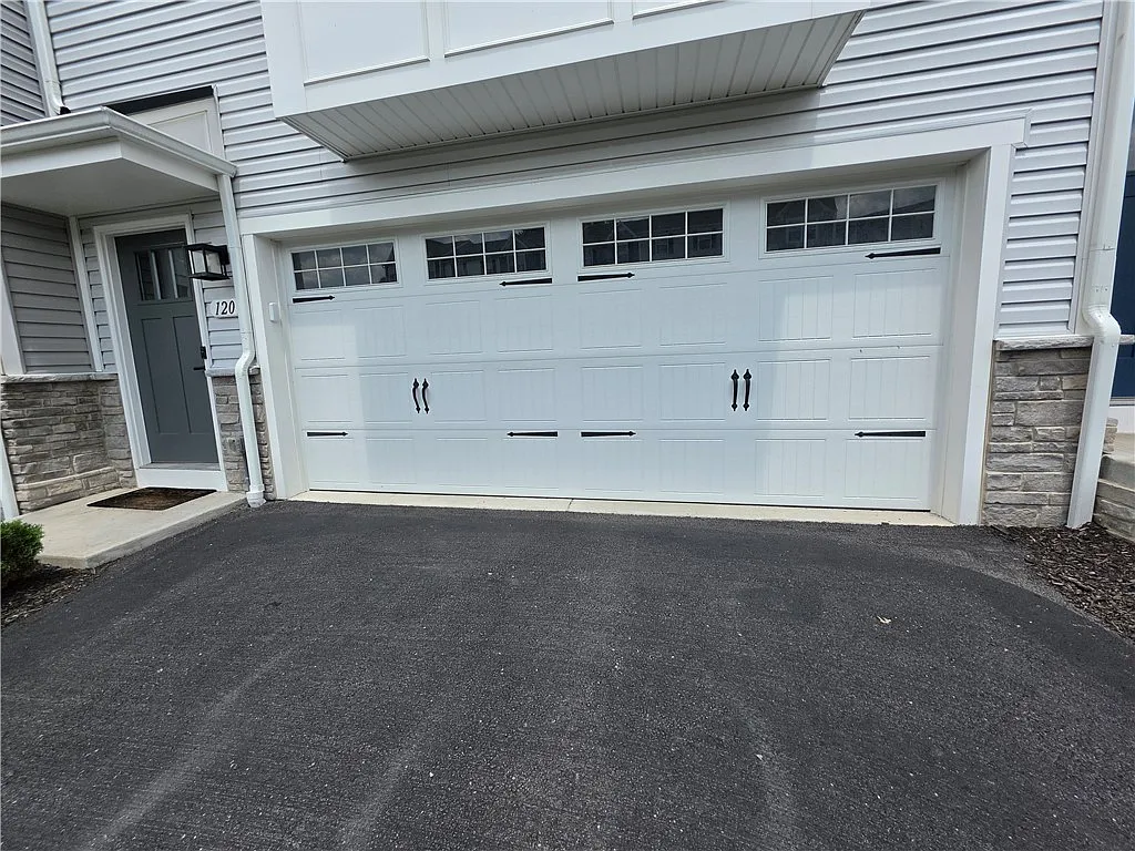 3 bed, 2.5 bath, 1912 sqft, $2,700 — Photo 3
