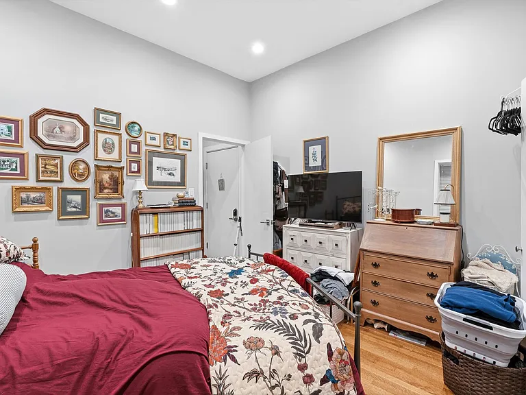 1421 N Dearborn St — Photo 135