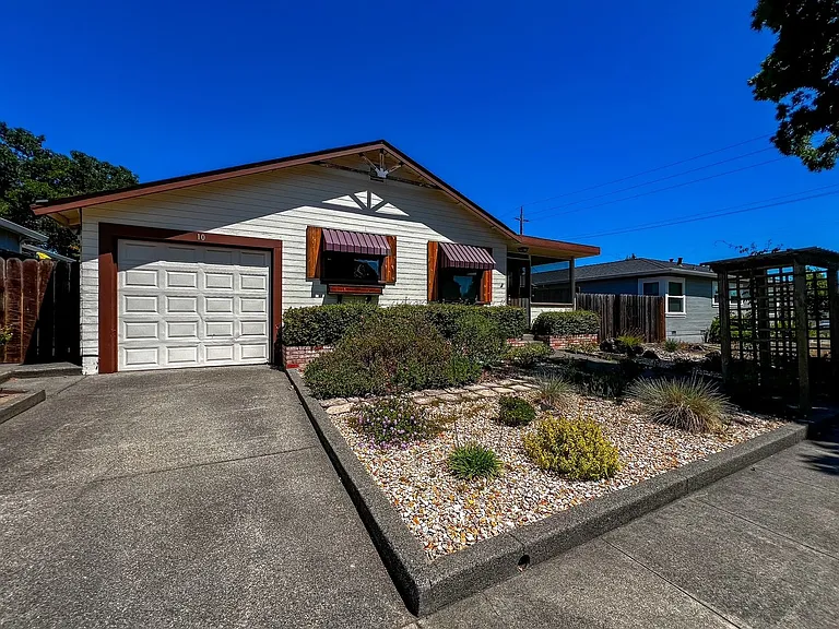 10 Linnell Ave — Photo 2