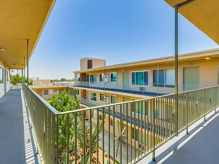 Hyde Park Living Steps to Transit, Parks & Crenshaw! — Photo 4