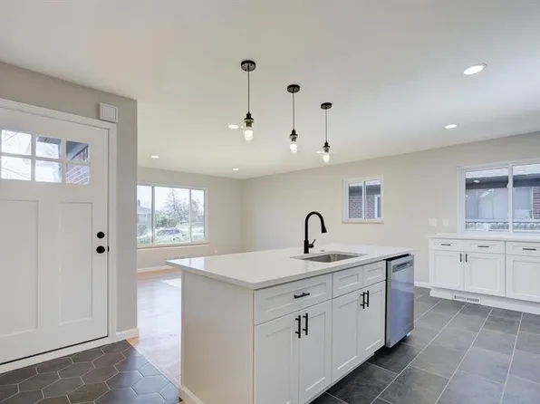 14060 Cloverdale Ave, Oak Park, MI 48237